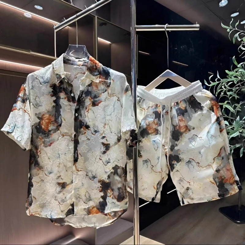 Mens Fashion Ideas - ชุดลำลองแฟชั่นทันสมัยสำหรับผู้ชาย กางเกงขาสั้นและเสื้อเชิ้ตลายพิมพ์สุดหรูสองชิ้น
